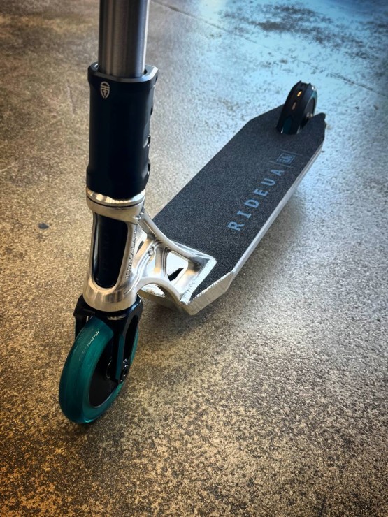 Трюковой самокат Hellride Icon черный / хром