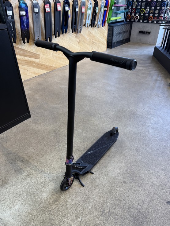 Трюковой самокат Hellride Oil stains черный / мульти