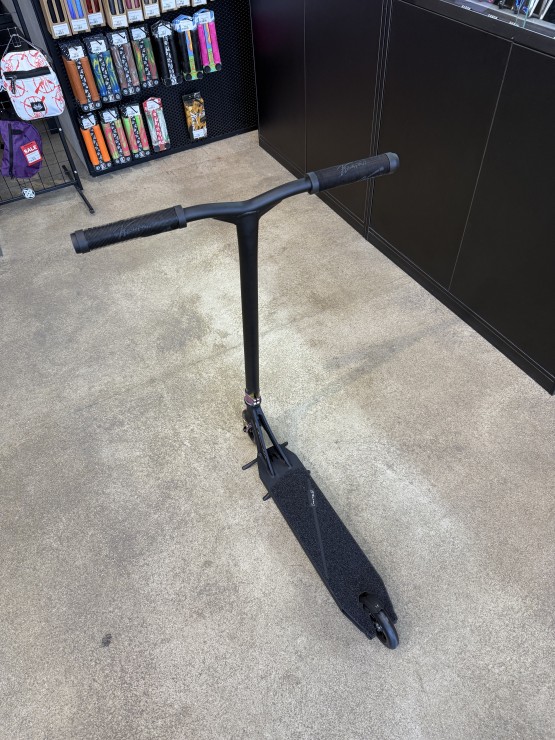 Трюковой самокат Hellride Oil stains черный / мульти